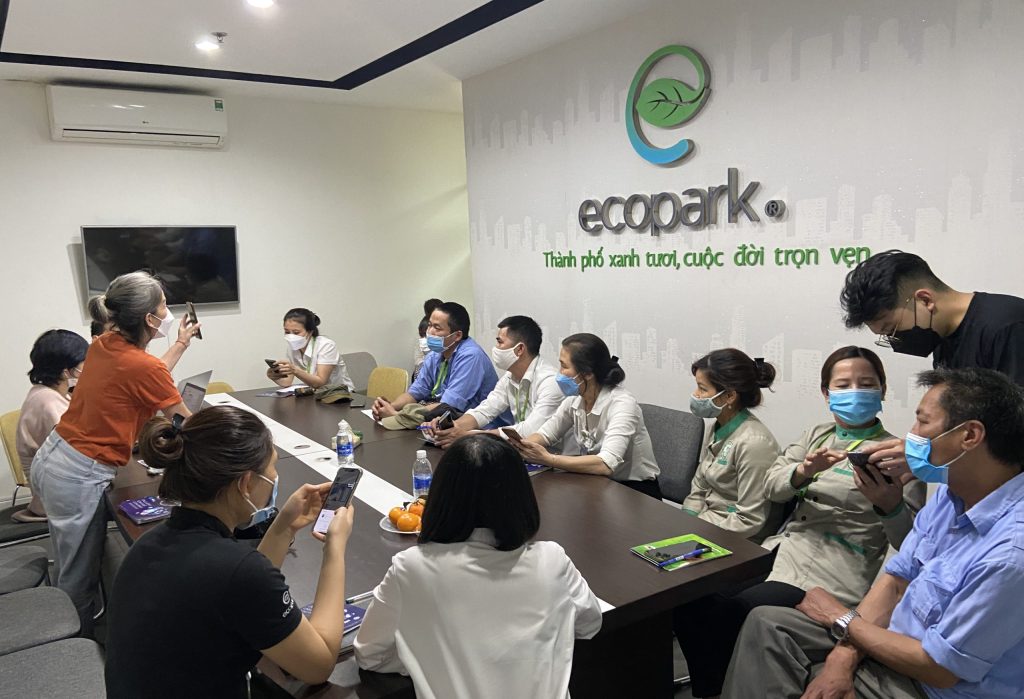 Ekip triển khai EKKO cùng CBCNV Ban Môi trường Đô thị - Tập đoàn Ecopark 